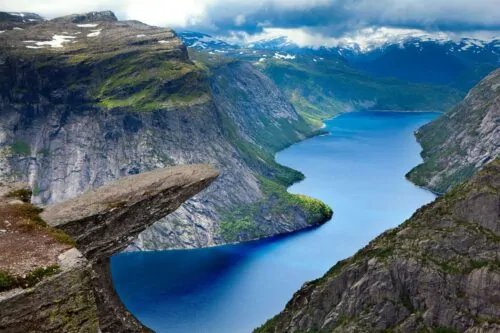 Trolltunga sziklanyelv a mélyen fekvő türkizkék tó fölött