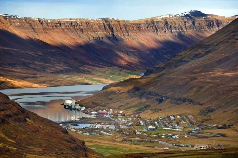 Sexdisfjördur látképe a szerpentinről - Kelet-Izland