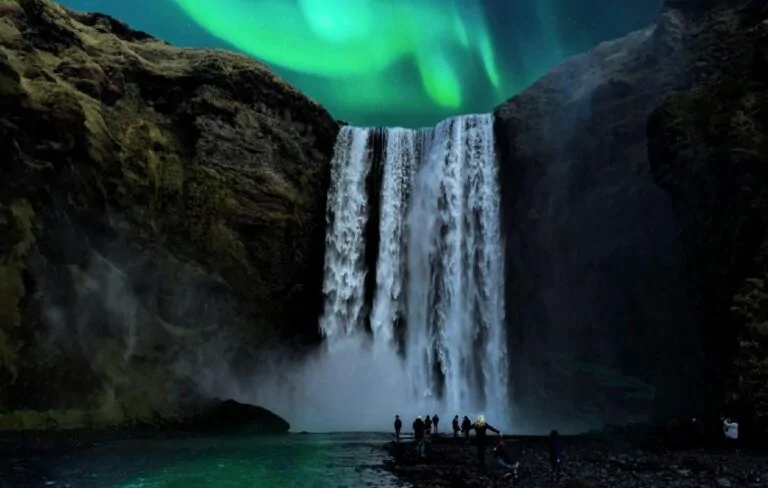Skógafoss vízesés sarki fénnyel a háttérben
