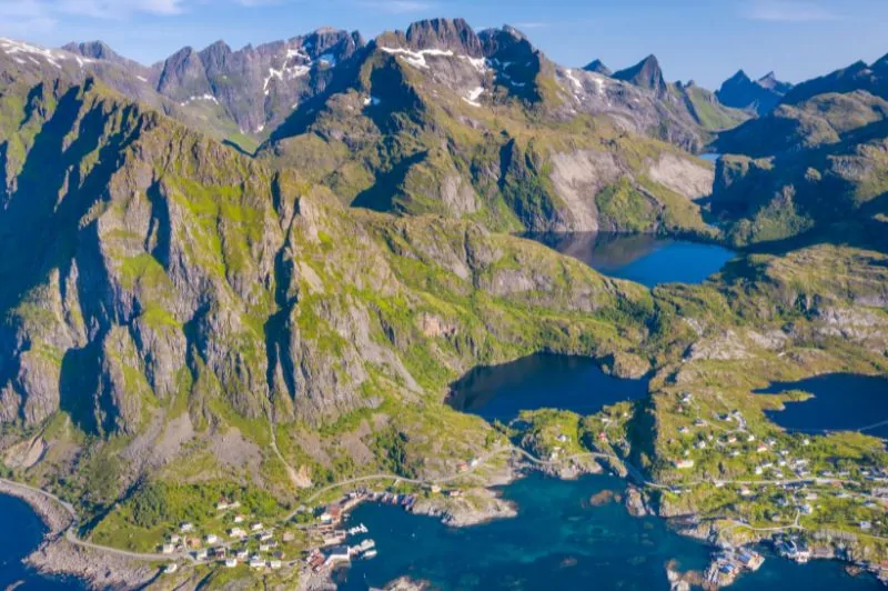 Sørvågen halászfalu hegyei felülnézetből