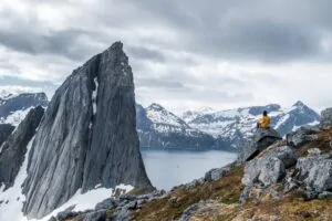 Senja télen behavazott hegyoldalakkal, Norvégia