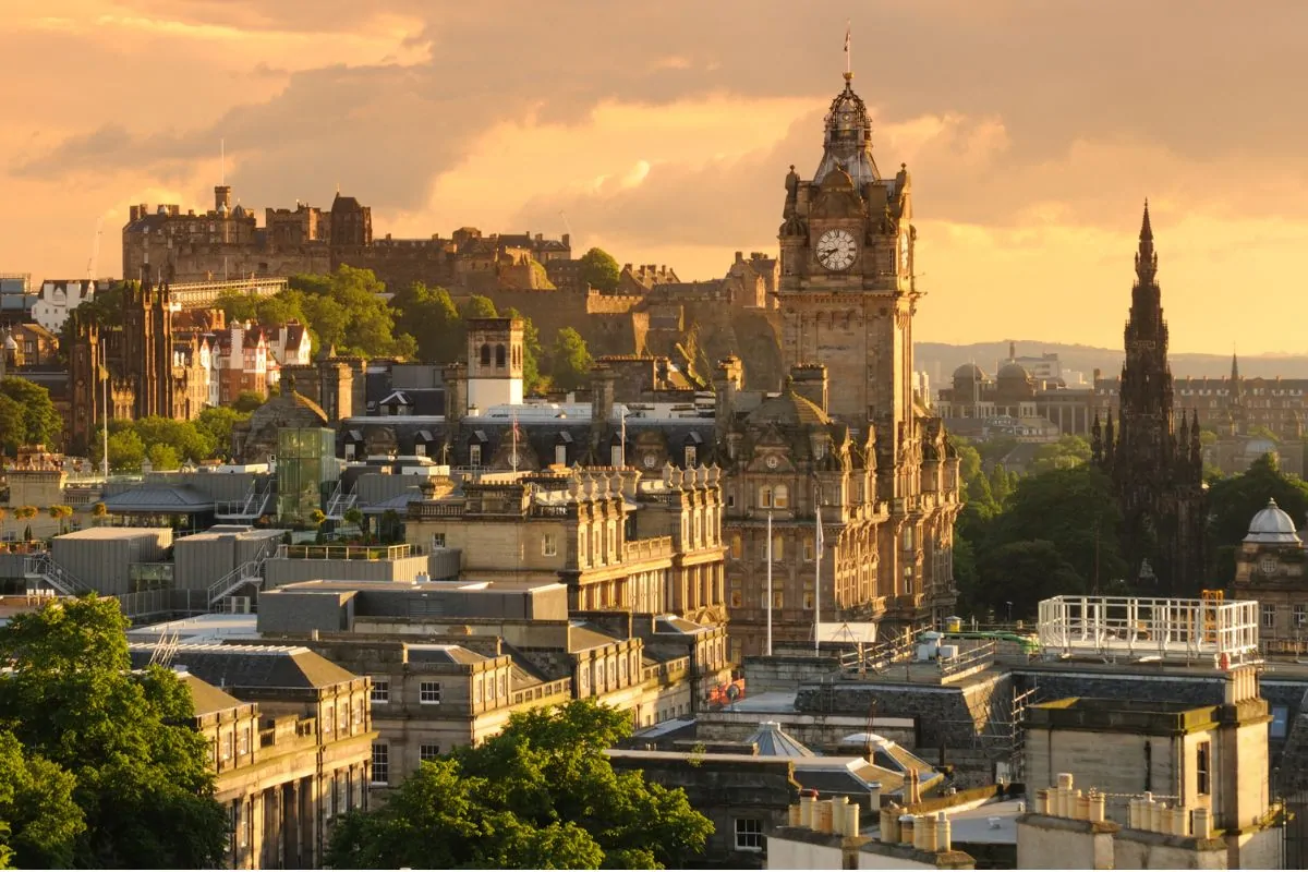 Edinburghi-vár látképe naplementében, Skócia