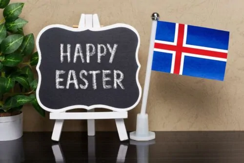 „Happy Easter” feliratú táblácska izlandi zászlóval