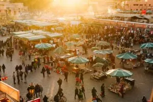 Djemaa el-Fna téren sétáló emberek Marokkóban