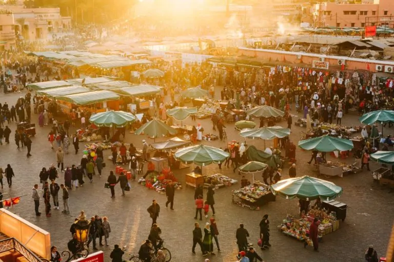 Djemaa el-Fna téren sétáló emberek Marokkóban