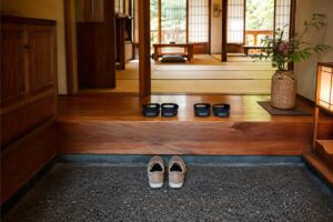 Cipők és papucsok egy tradicionális japán ryokan bejáratánál