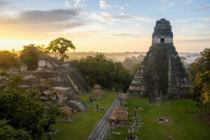 Tikal maja romvárosa a guatemalai dzsungelben napfelkeltekor