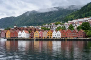 Bergen látnivalói – Bryggen színes faházai a Vågen kikötő partján