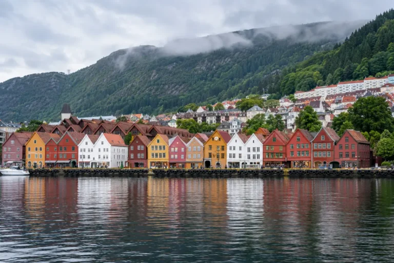 Bergen látnivalói – Bryggen színes faházai a Vågen kikötő partján