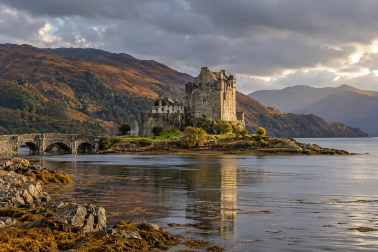 Skót Felföld ősszel, az Eilean Donan várral és a környező hegyekkel