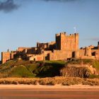 Bamburgh vára és homokos tengerpartja, Northumbria