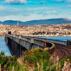 Dundee város látképe vasúti híddal