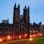 Edinburgh belvárosa - kollégium a várban, Skócia