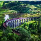 Glenfinnan viadukt gőzmozdonnyal, Skócia