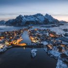 Henningsværhalászfalu esti fényekkel, Norvégiában