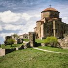 Jvari kolostor Grúziában St. Nino keresztjével a hegytetőn