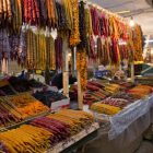 A híres grúz édesség churchkhela a kutaiszi piacon