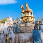 Kutaiszi főtere az aranyozott szobrokkal