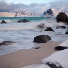 Myrland tengerpart télen behavazott hegyekkel a háttérben, Lofoten, Norvégia