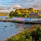 Skye-sziget központja, Portree kikötője, Skócia