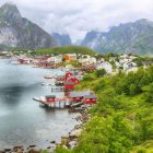Reine látképe nyáron, jellegzetes faházakkal, Lofoten