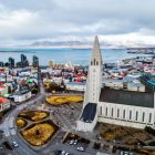 Reykjavik látképe a magasból a Hallgrimskirkja templommal