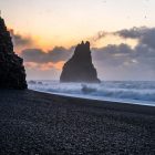 Fekete tengerpart és sziklaképződmény - Reynsidrangar