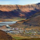 Sexdisfjördur látképe a szerpentinről - Kelet-Izland