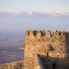 Sighnaghi bástyája háttérben a Kaukázussal