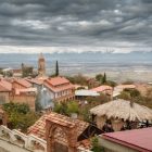 Sighnaghi látképe madártávlatból, háttérben a Kaukázussal