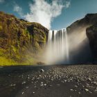 Skógafoss vízesése Dél-Izlandon beszűrödő napfénnyel