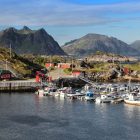 Stamsund halászfalu látkép hajókkal, Norvégiában