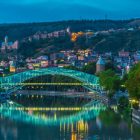 Folyó Tbilisziben a Béke-híddal az esti órákban