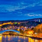 Tbiliszi óvárosának látképe alkonyatkor a Kura folyóval és a Béke-híddal