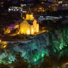 Tbiliszi éjjeli látképe ortodox kolostorral