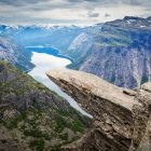 Trollfjord látképe a hegy tetejéről, Lofoten, Norvágia