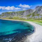 Unstad tengerpart látképe a Lofoten szigeteken, Norvégiában
