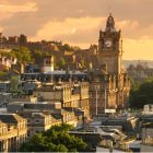 Edinburghi-vár látképe naplementében, Skócia